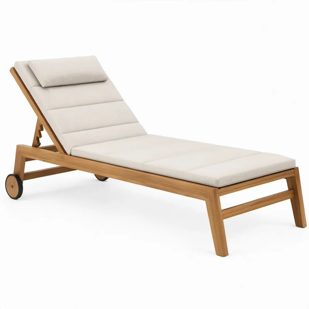 Verstelbaar teakhouten ligbed met wielen en beige kussens, 200 x 65 cm